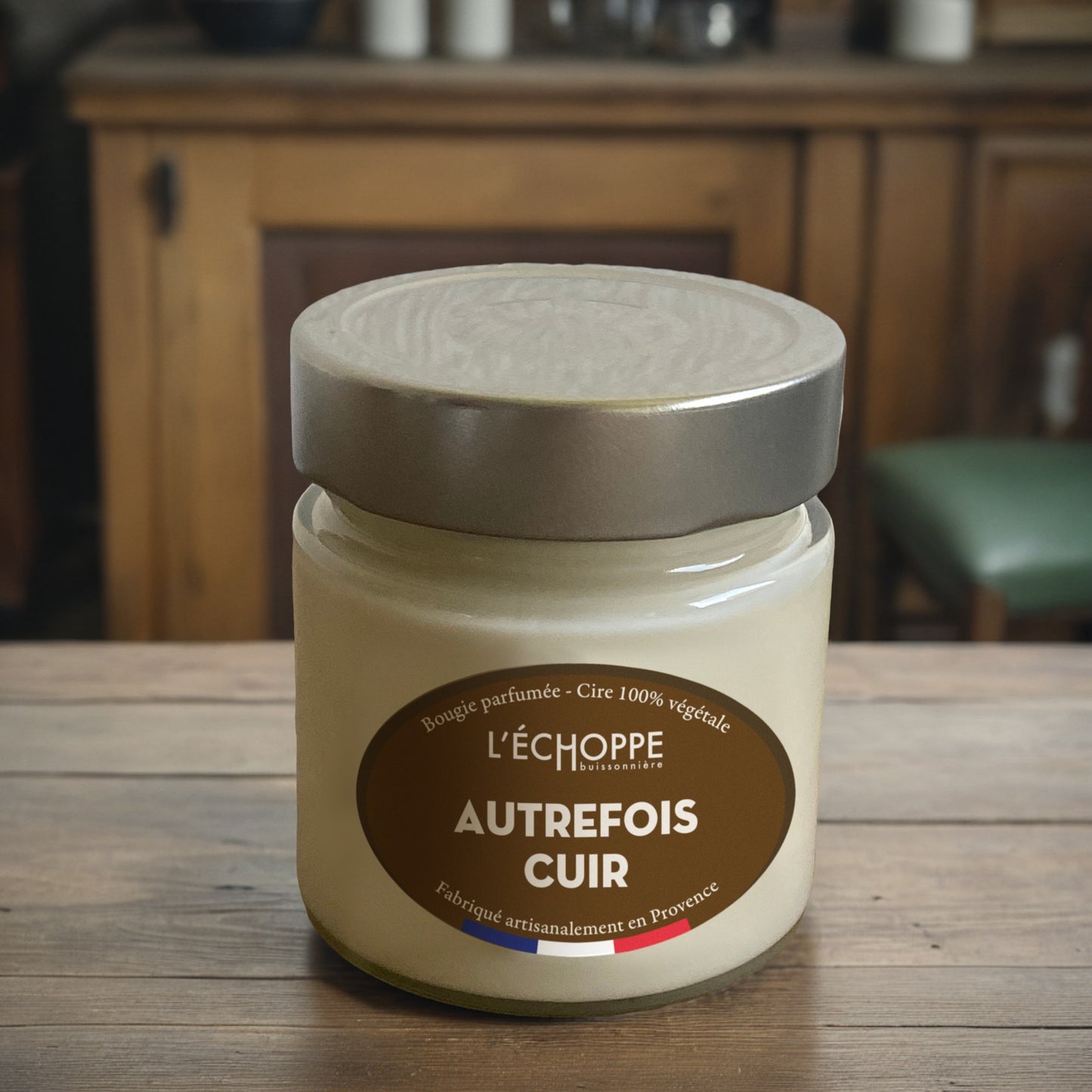 Bougie parfumée "Autrefois Cuir" pot rond couvercle métal 180g