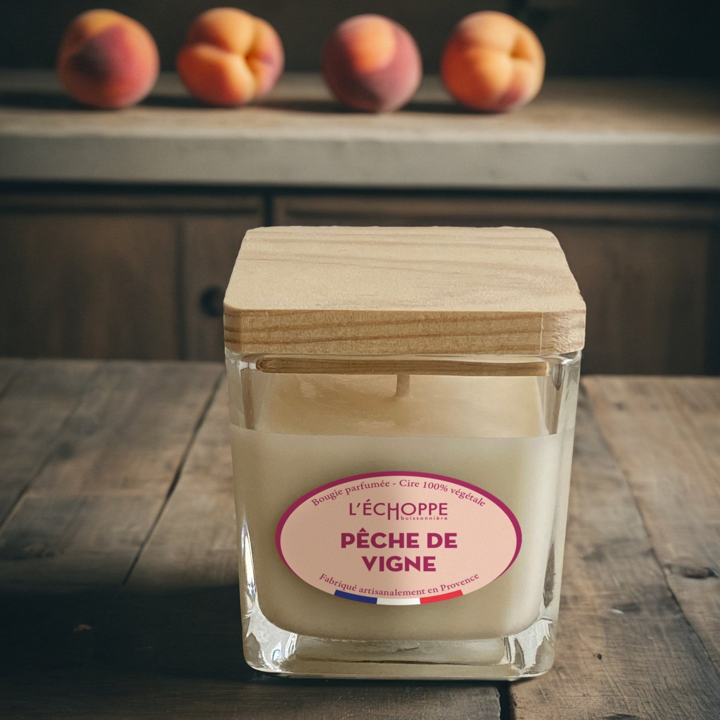 Bougie parfumée "Pêche de Vigne" pot carré couvercle bois 190g