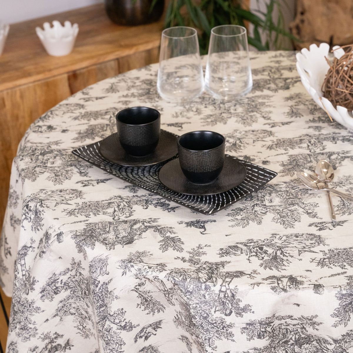 Nappe ronde enduite toile de jouy Caviar Ø150cm